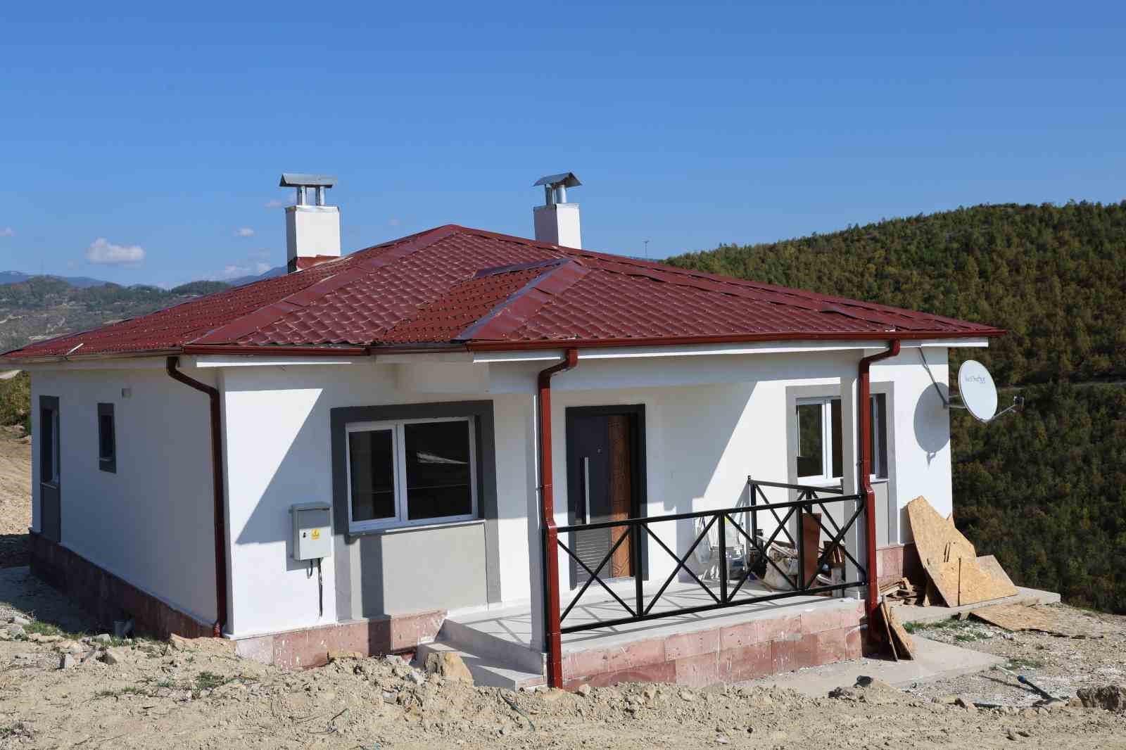 depremde 41 ev agir hasar almisti yikilip yapildi 90 yasindaki fatma nine yeni evine bjaaIYHX