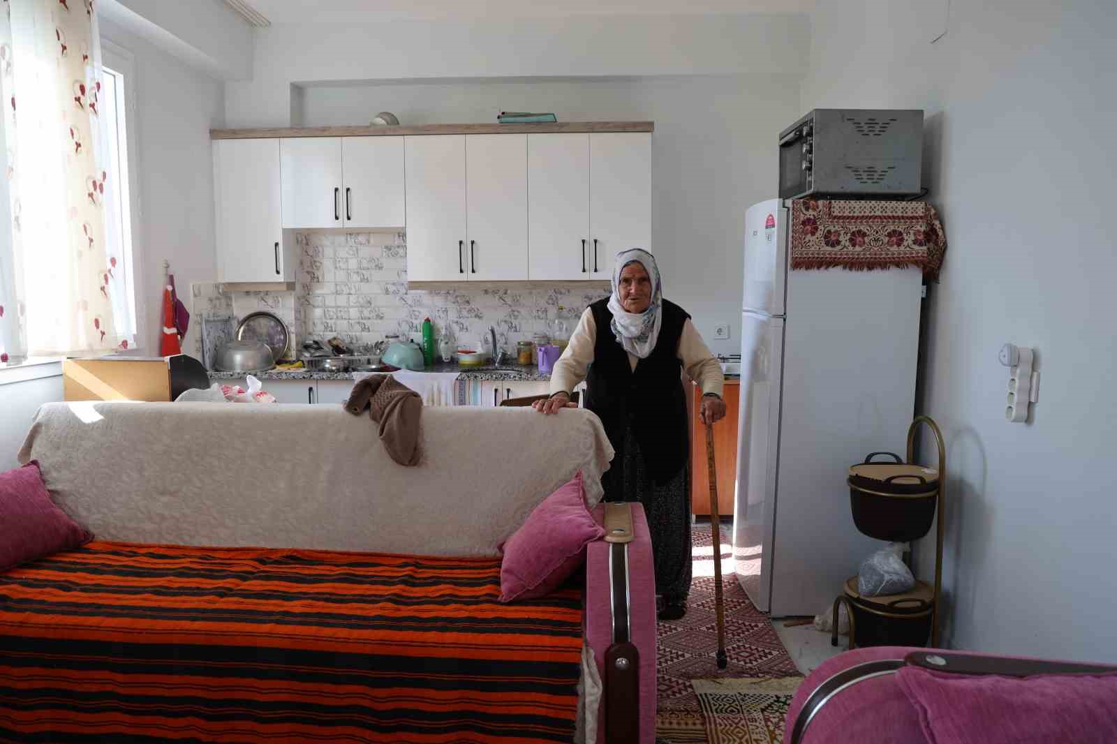 depremde 41 ev agir hasar almisti yikilip yapildi 90 yasindaki fatma nine yeni evine