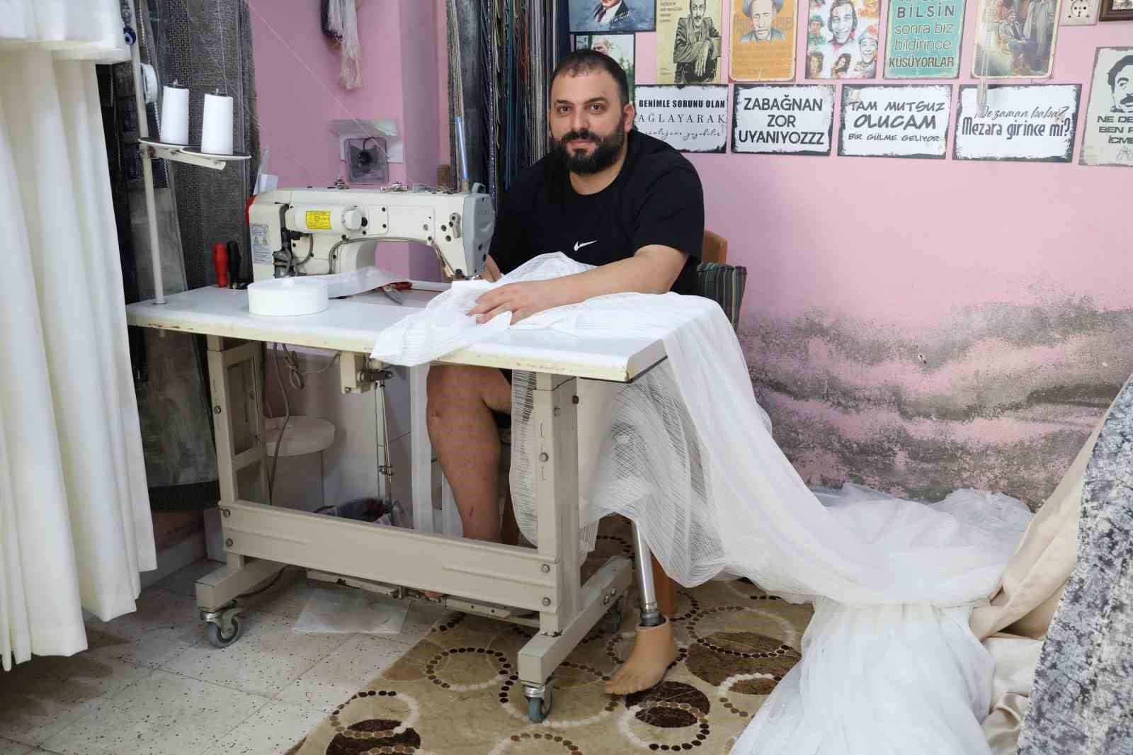 Depremde 55 saat enkaz altında kalıp bir bacağını kaybeden perdeci Ali, protez bacağıyla kendi ayakları üzerinde durmayı başardı 4 depremde 55 saat enkaz altinda kalip bir bacagini kaybeden perdeci ali protez bacagiyla kendi hhITbERL