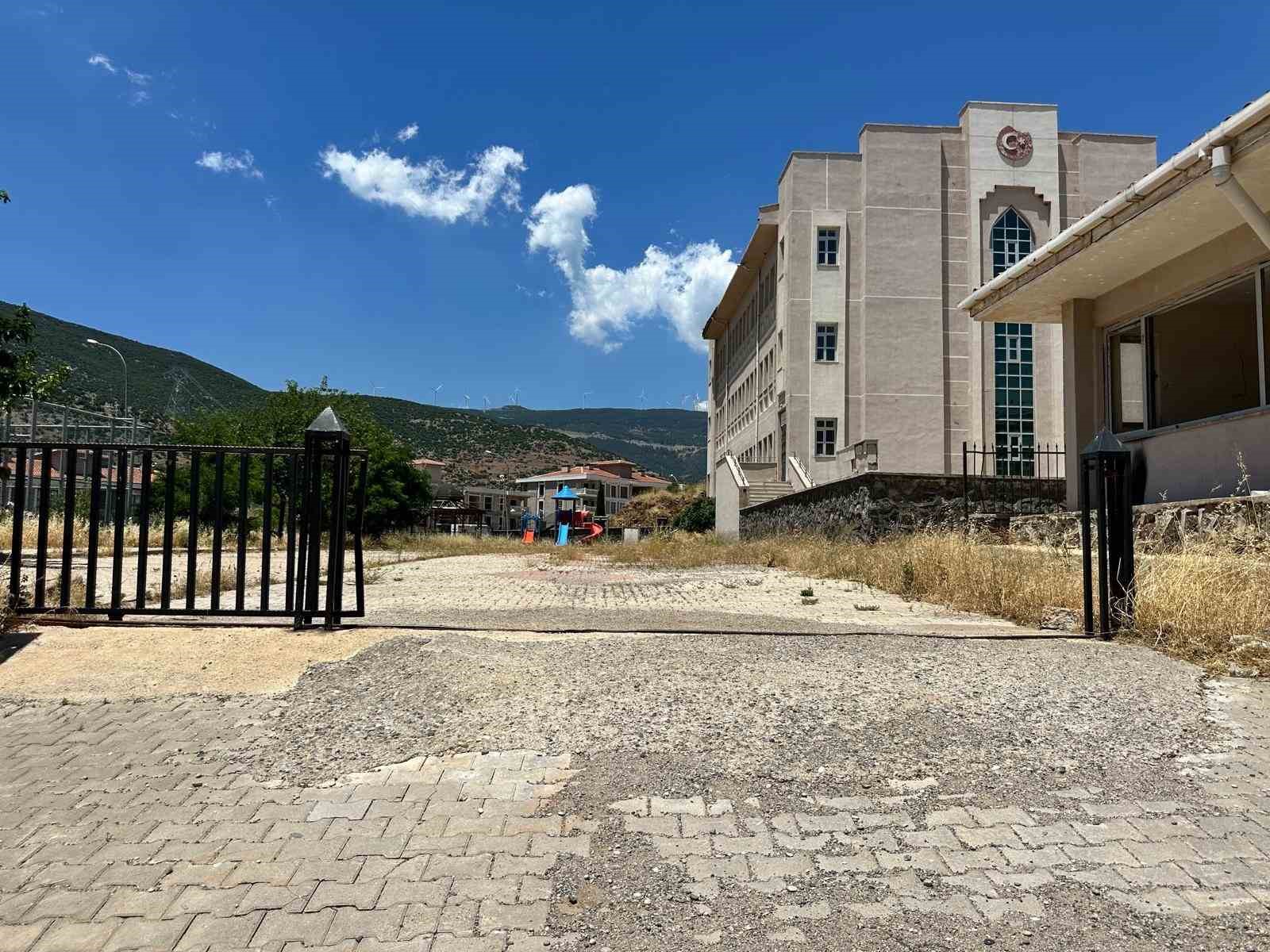 depremde agir hasar aldiktan sonra yikilmayan okul tehlike saciyor 1 3SBXKhR4