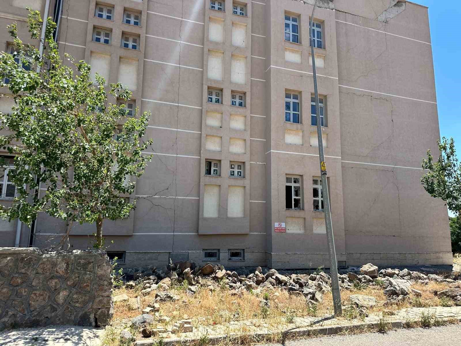 depremde agir hasar aldiktan sonra yikilmayan okul tehlike saciyor 2 4mQeAdqV
