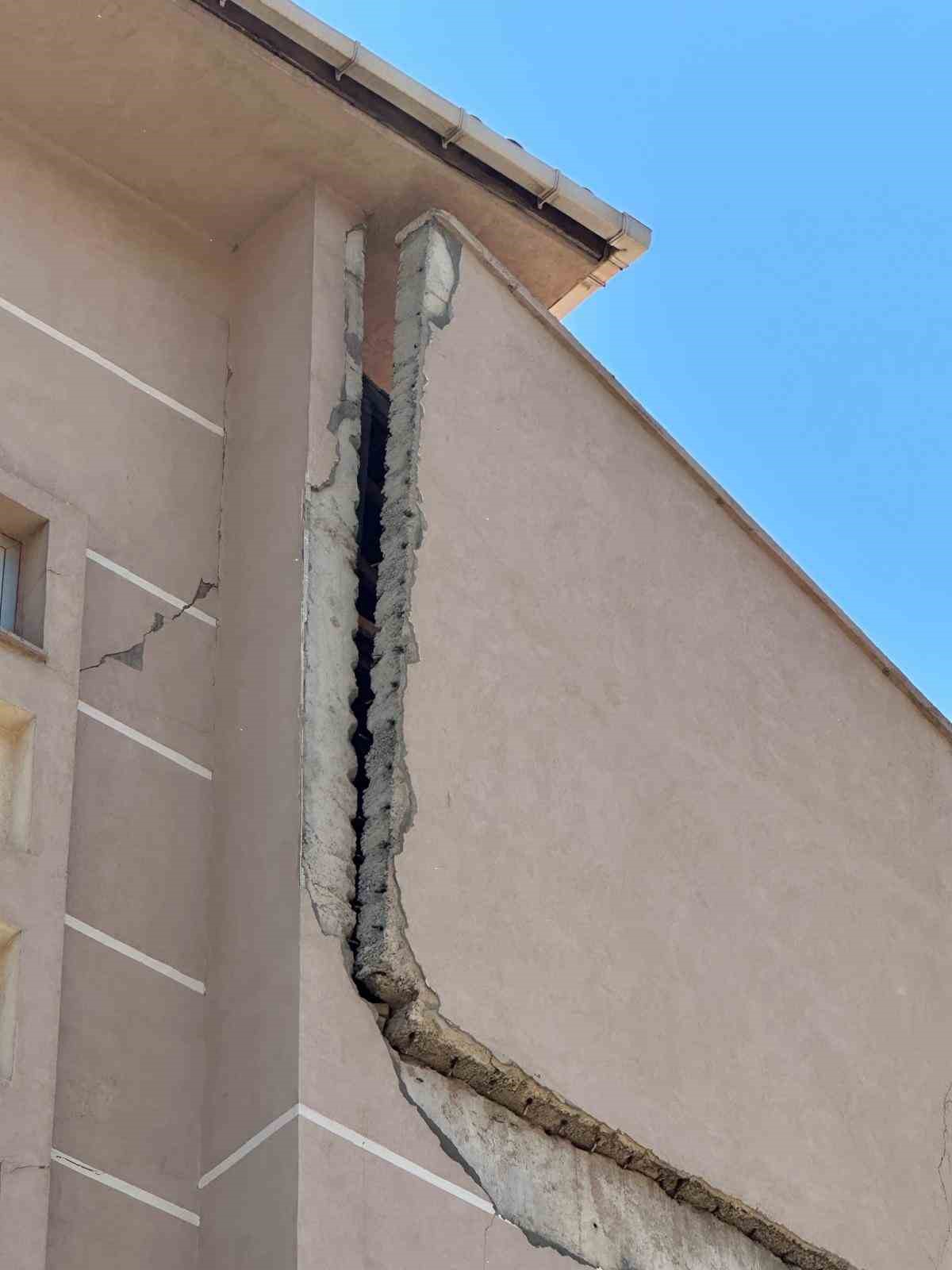 depremde agir hasar aldiktan sonra yikilmayan okul tehlike saciyor 3 B3JIaTLv