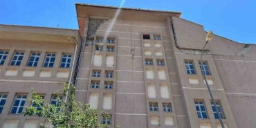 depremde-agir-hasar-aldiktan-sonra-yikilmayan-okul-tehlike-saciyor-uOdH7iAC.jpg