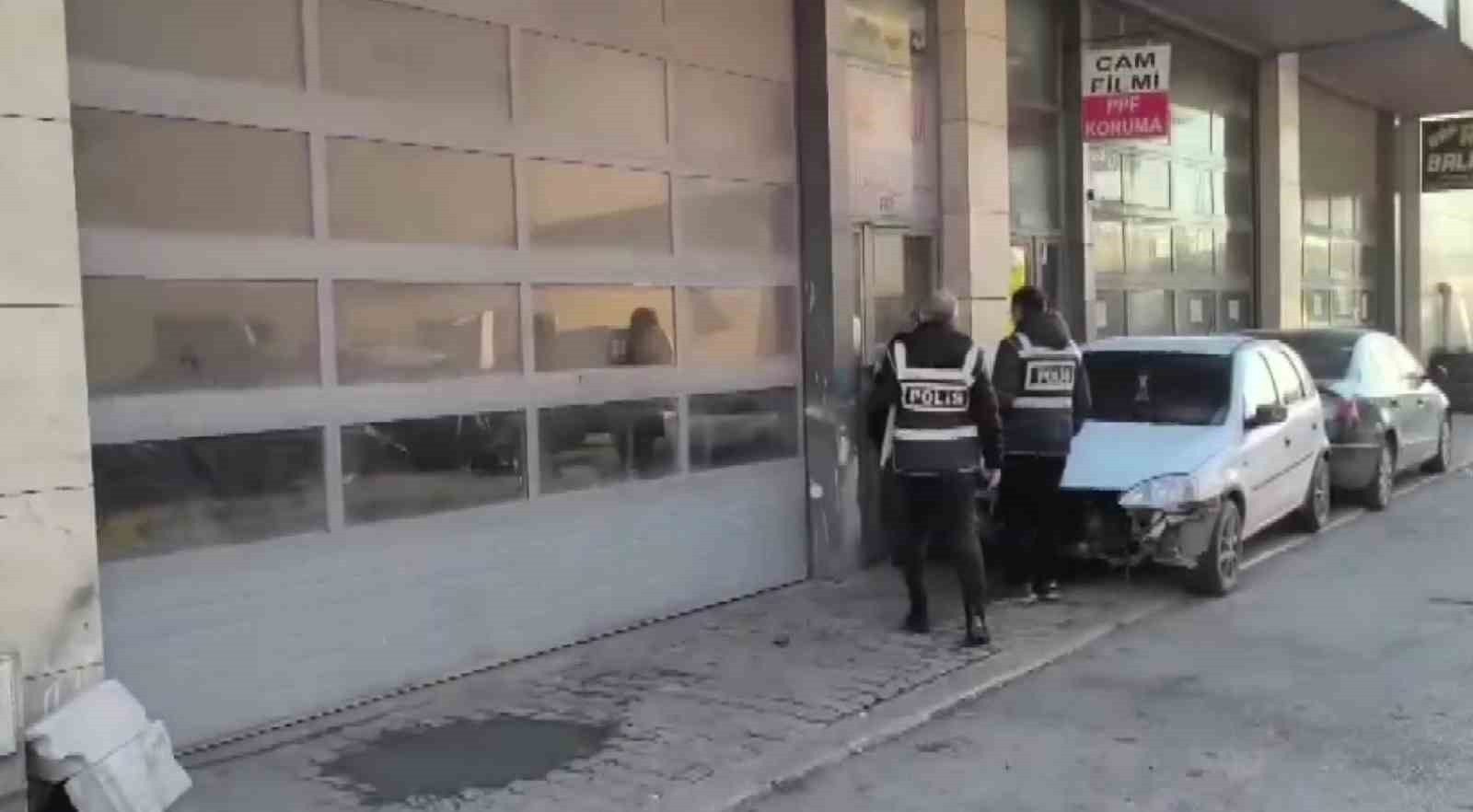 Depremde ağır hasar gören araçları ’change’ yapan çeteye operasyon: 22 tutuklama 6 depremde agir hasar goren araclari change yapan ceteye operasyon 22 tutuklama 2 GrjpVl77