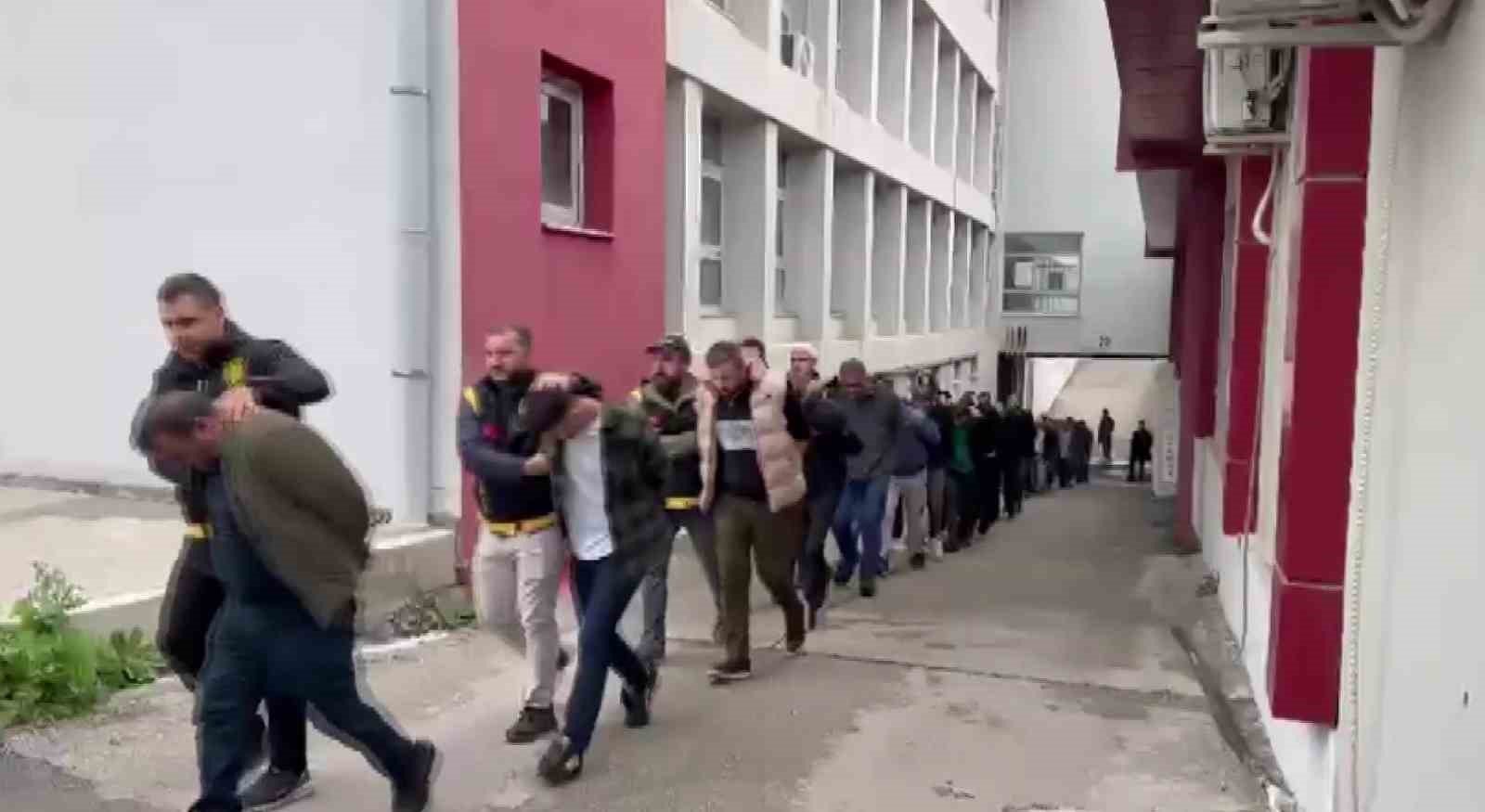 Depremde ağır hasar gören araçları ’change’ yapan çeteye operasyon: 22 tutuklama 9 depremde agir hasar goren araclari change yapan ceteye operasyon 22 tutuklama 5 1f333sRz