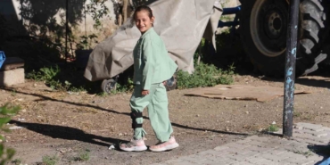 depremde-ailesini-kaybeden-zeynep-amcasina-baba-yengesine-anne-diyerek-hayata-tutundu-Cpj1f3vV.jpg