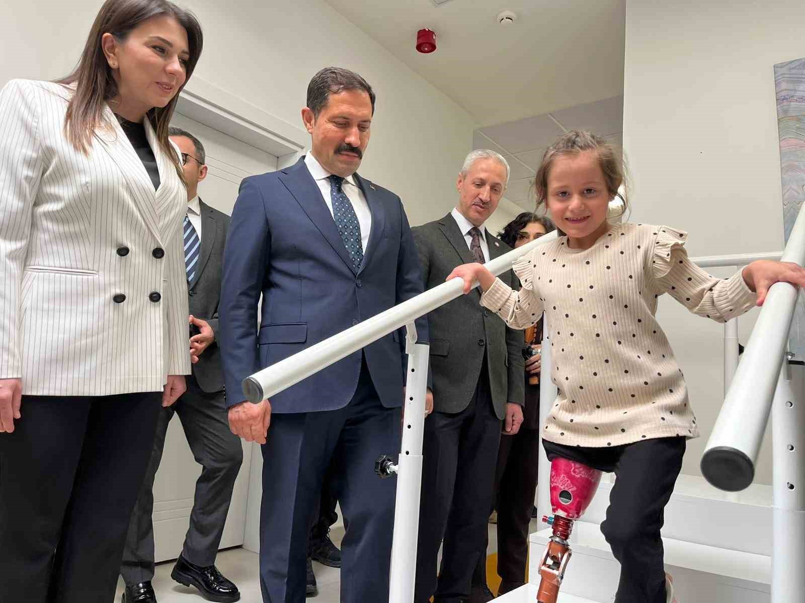 depremde ailesini kaybeden zeynep barbieli protez bacagiyla yeni hayatina ilk adimlarini alkislar esliginde atti 98Kvuwz3
