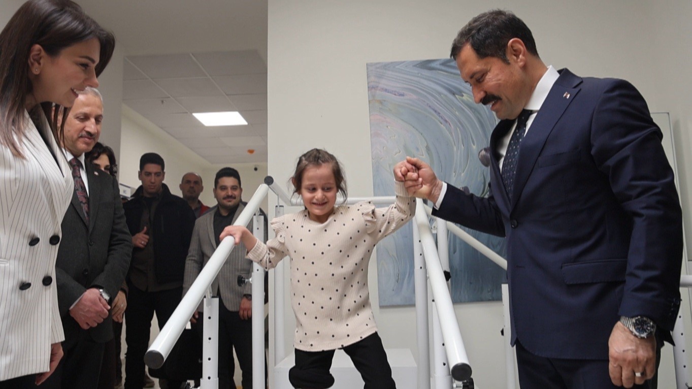 depremde ailesini kaybeden zeynep barbieli protez bacagiyla yeni hayatina ilk adimlarini alkislar esliginde atti 9VTwhqCh