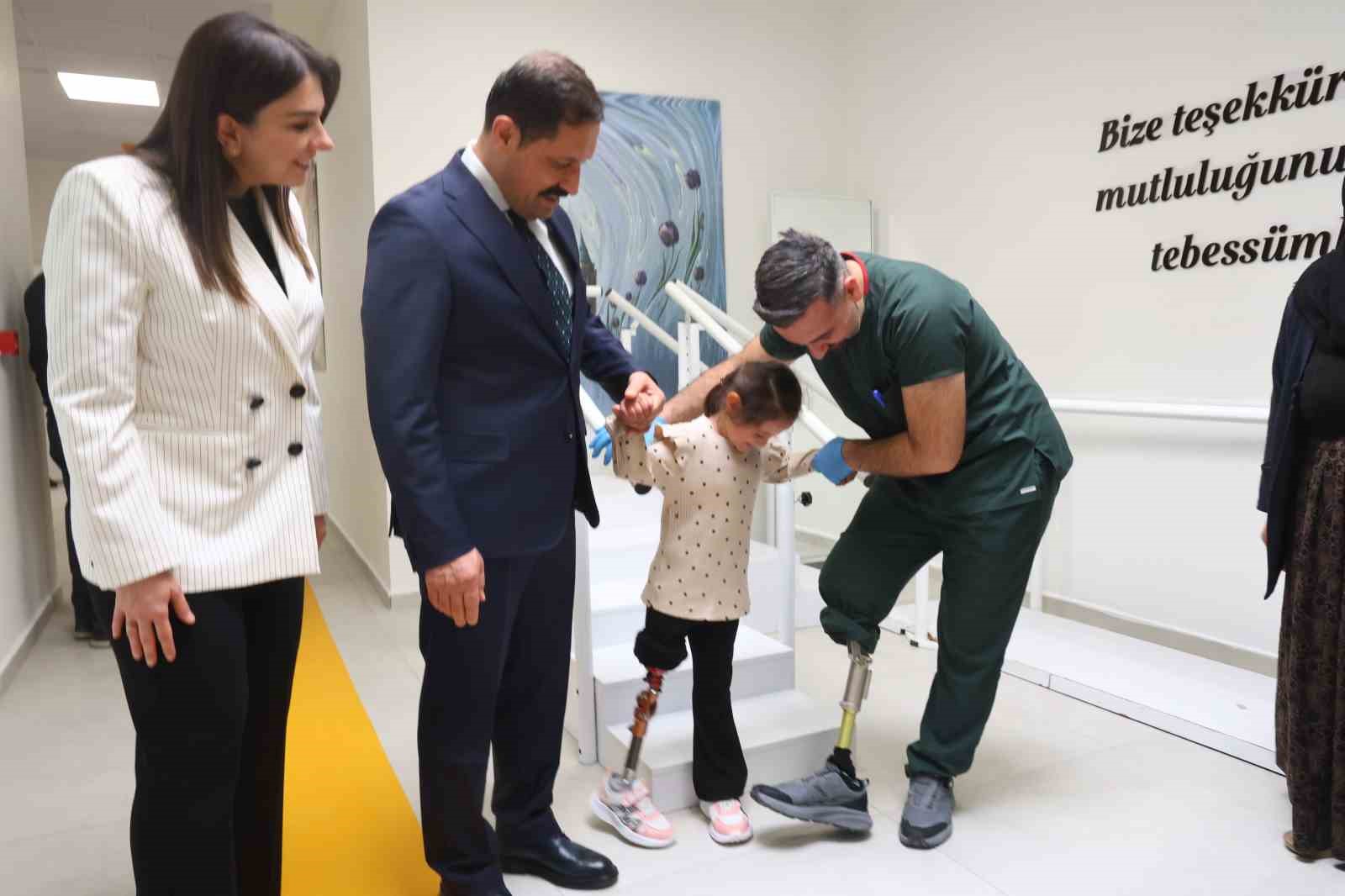 depremde ailesini kaybeden zeynep barbieli protez bacagiyla yeni hayatina ilk adimlarini alkislar esliginde atti RWqVdwzt