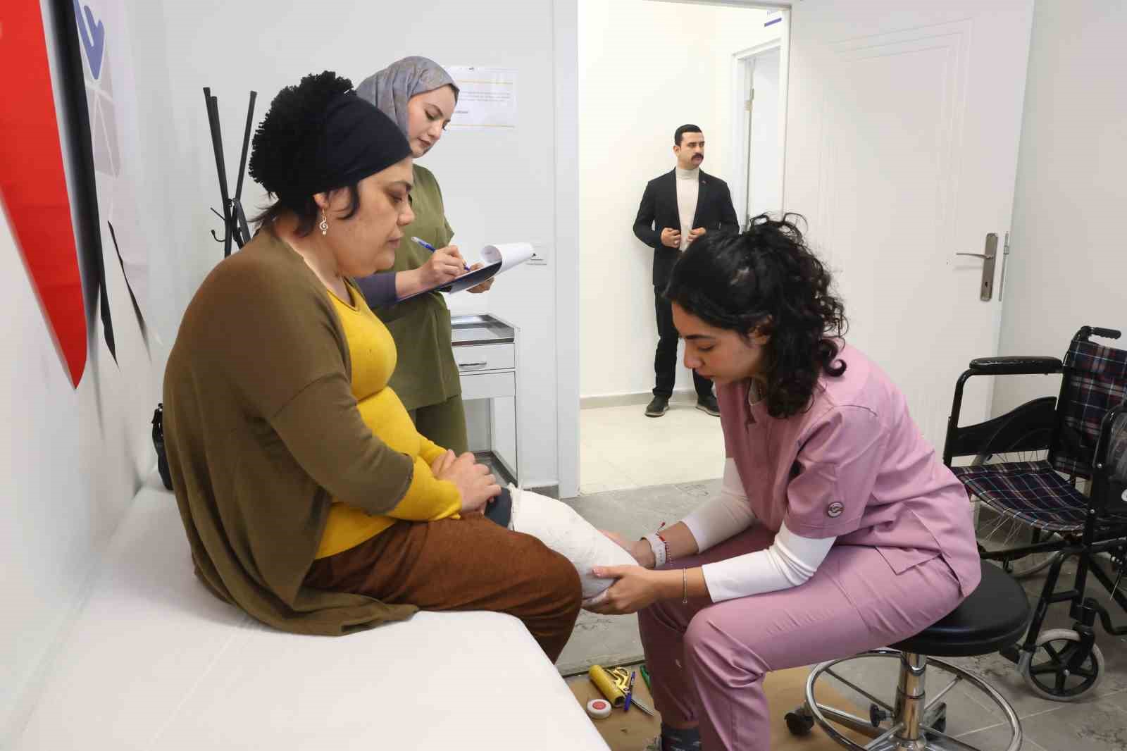 depremde ailesini kaybeden zeynep barbieli protez bacagiyla yeni hayatina ilk adimlarini alkislar esliginde atti ZTlW1jlL