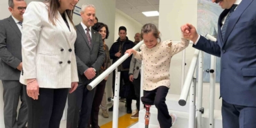 depremde-ailesini-kaybeden-zeynep-barbieli-protez-bacagiyla-yeni-hayatina-ilk-adimlarini-alkislar-esliginde-atti-bwrhLuAy.jpg