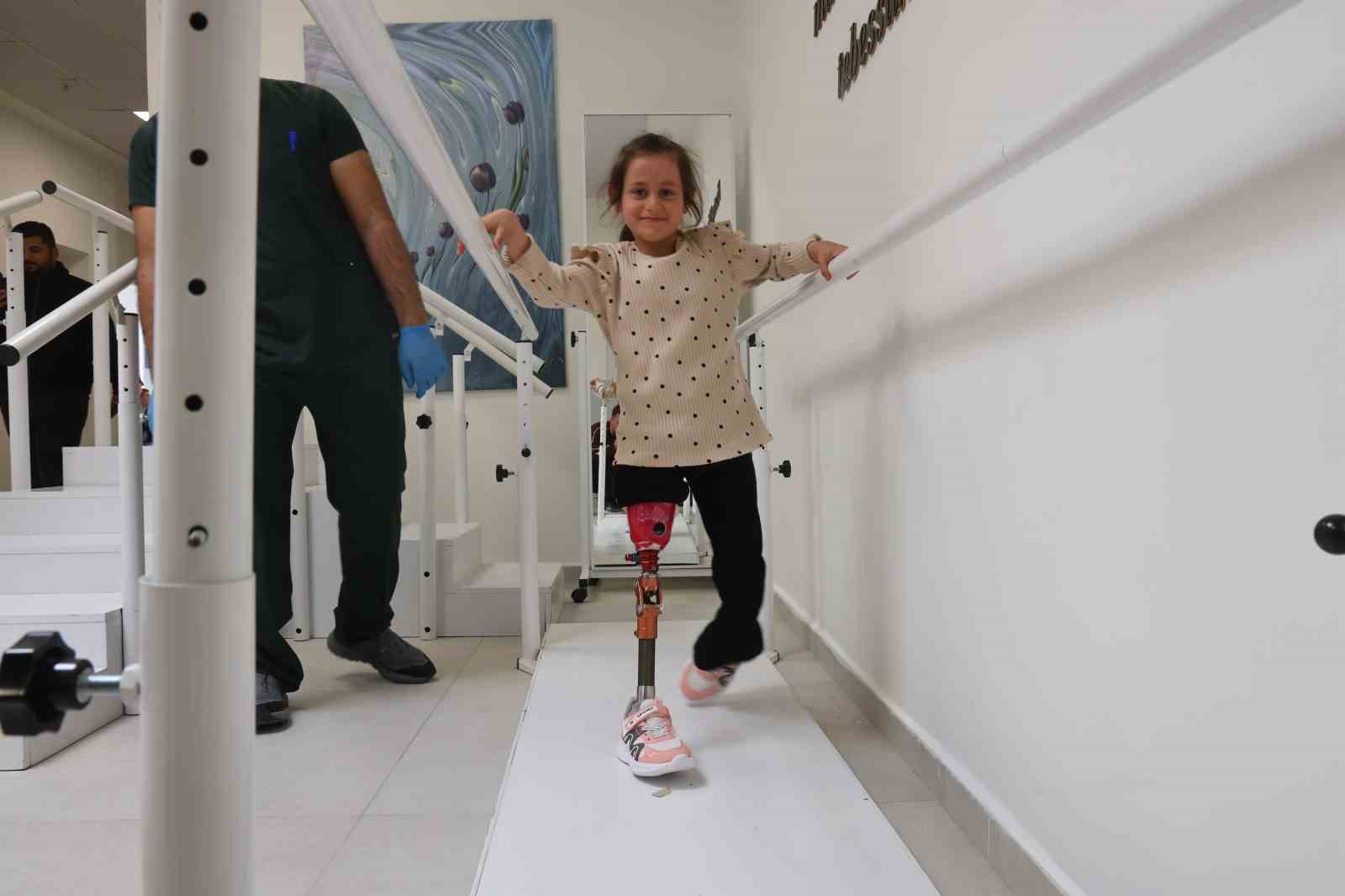 depremde ailesini kaybeden zeynep barbieli protez bacagiyla yeni hayatina ilk adimlarini alkislar esliginde atti