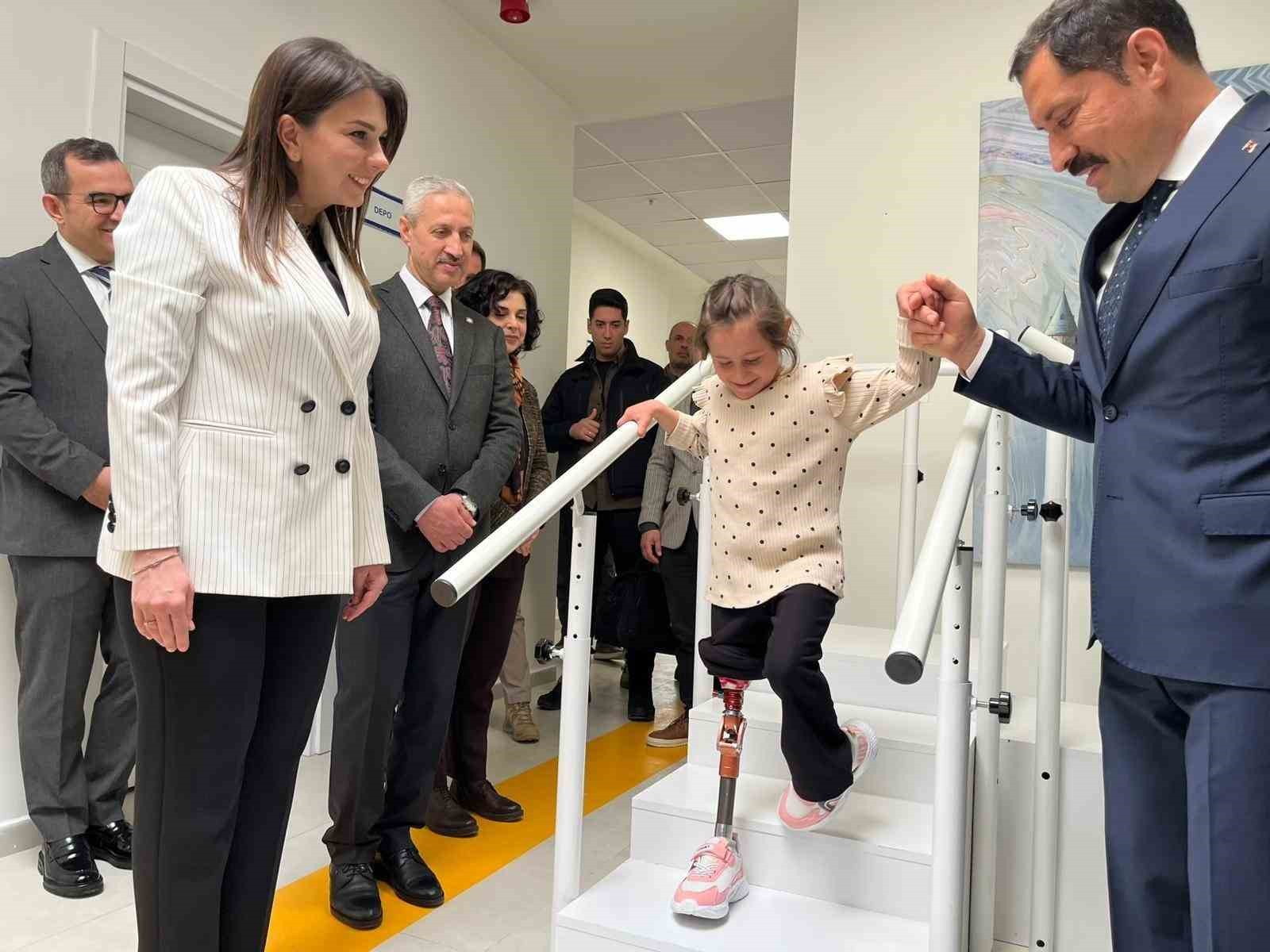 Depremde ailesini ve bacağını kaybeden küçük kızın çizdiği resimdeki protez bacak detayı duygulandırdı 7 depremde ailesini ve bacagini kaybeden kucuk kizin cizdigi resimdeki protez bacak detayi duygulandirdi 3 CrGPEYXY