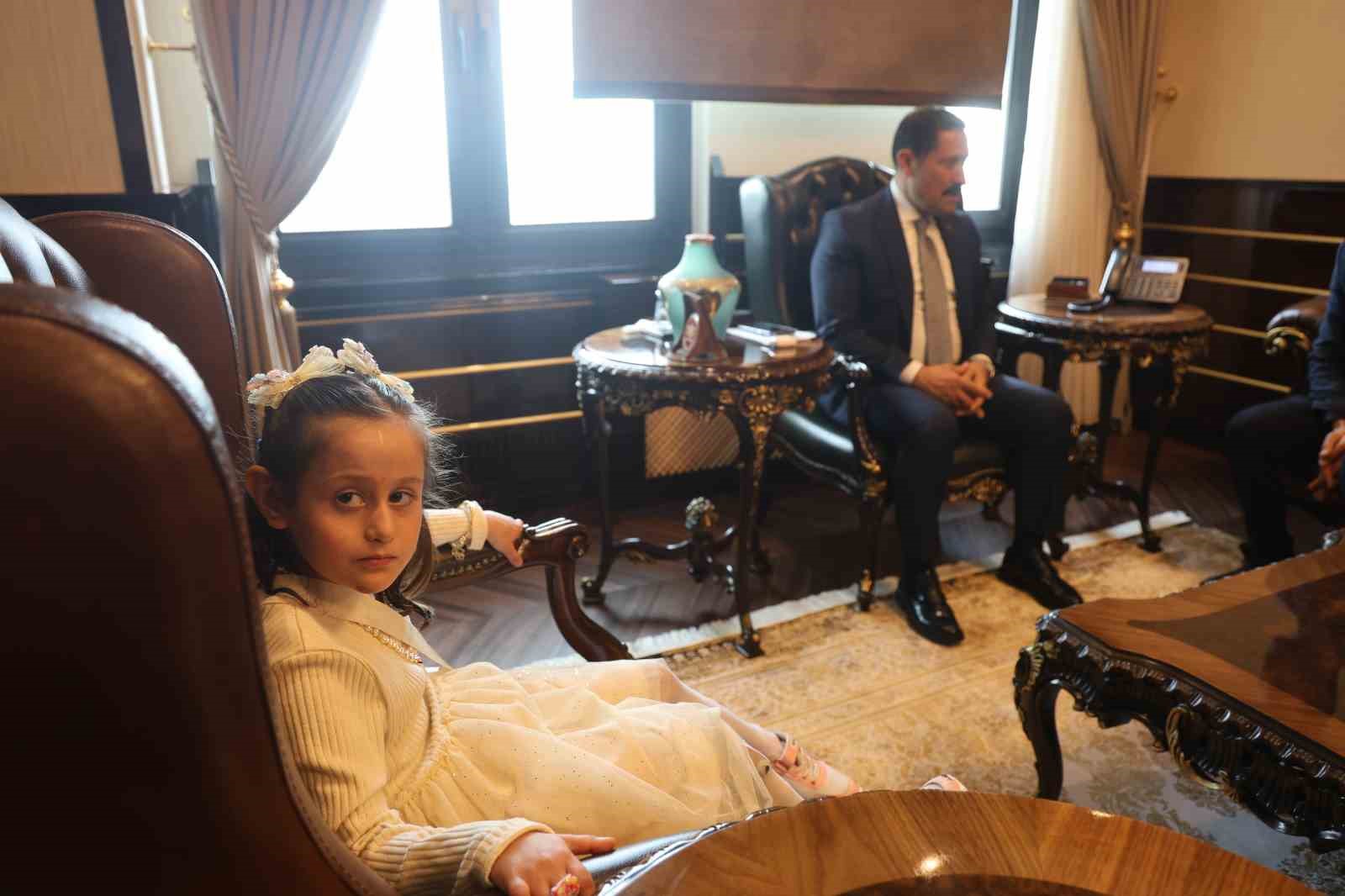 Depremde ailesini ve bacağını kaybeden küçük kızın çizdiği resimdeki protez bacak detayı duygulandırdı 9 depremde ailesini ve bacagini kaybeden kucuk kizin cizdigi resimdeki protez bacak detayi duygulandirdi 5 D7WmJTcq