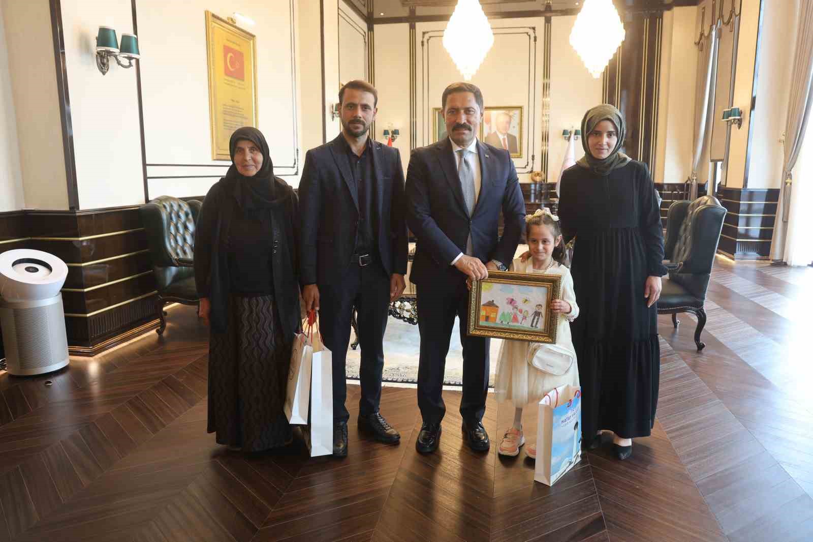Depremde ailesini ve bacağını kaybeden küçük kızın çizdiği resimdeki protez bacak detayı duygulandırdı 10 depremde ailesini ve bacagini kaybeden kucuk kizin cizdigi resimdeki protez bacak detayi duygulandirdi 6 fFDwe7tS