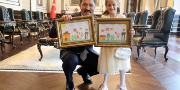 depremde-ailesini-ve-bacagini-kaybeden-kucuk-kizin-cizdigi-resimdeki-protez-bacak-detayi-duygulandirdi-a215iHhu.jpg