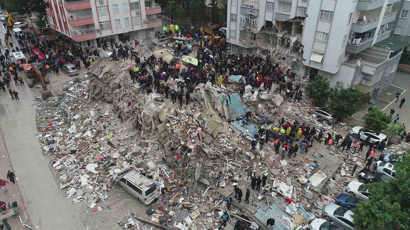 depremde anne ve babasini kaybeden kadindan alpargun apartmani kararina tepki 3