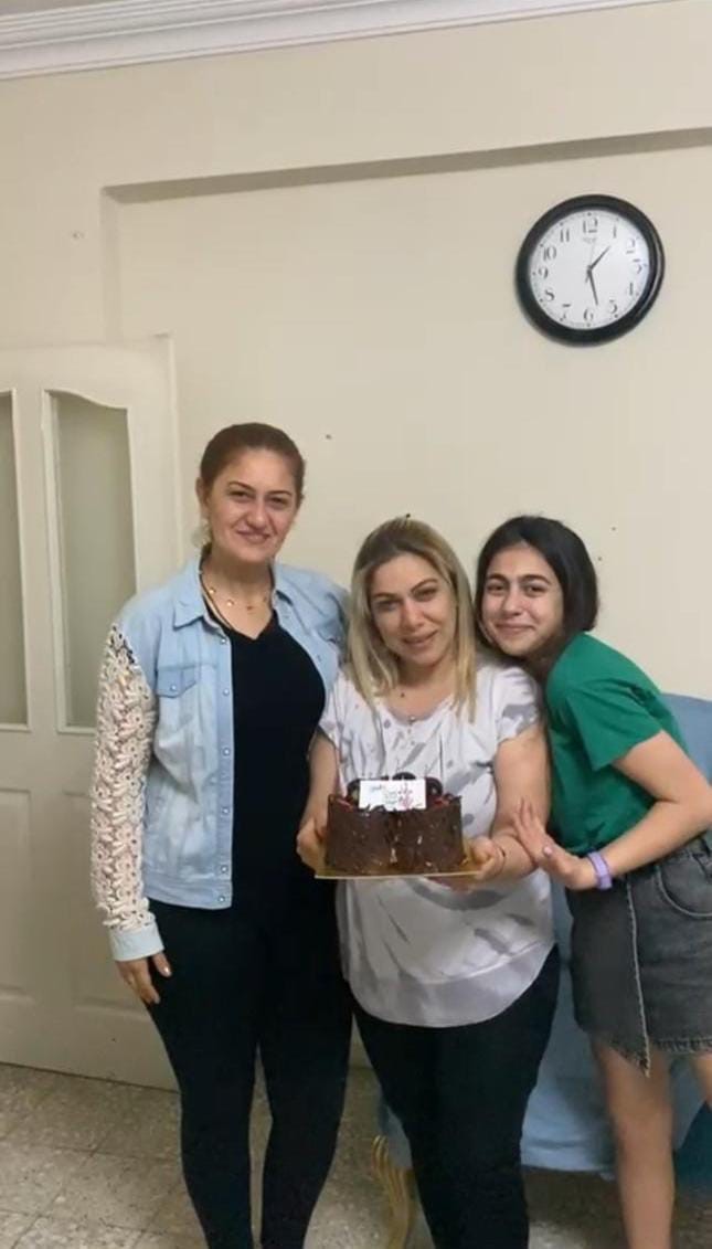 depremde annesini ve agabeyini enkazdan kurtaran askerin usumesin diye kendisine verdigi montu geri verebilmek CucvI1ba