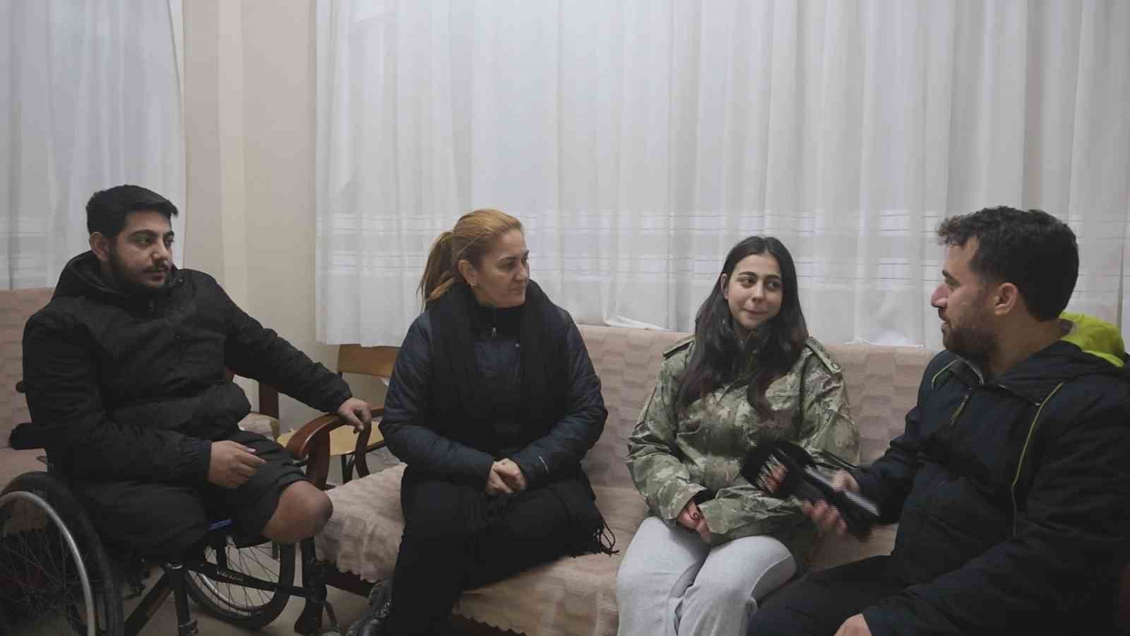 depremde annesini ve agabeyini enkazdan kurtaran askerin usumesin diye kendisine verdigi montu geri verebilmek fGBaftKc