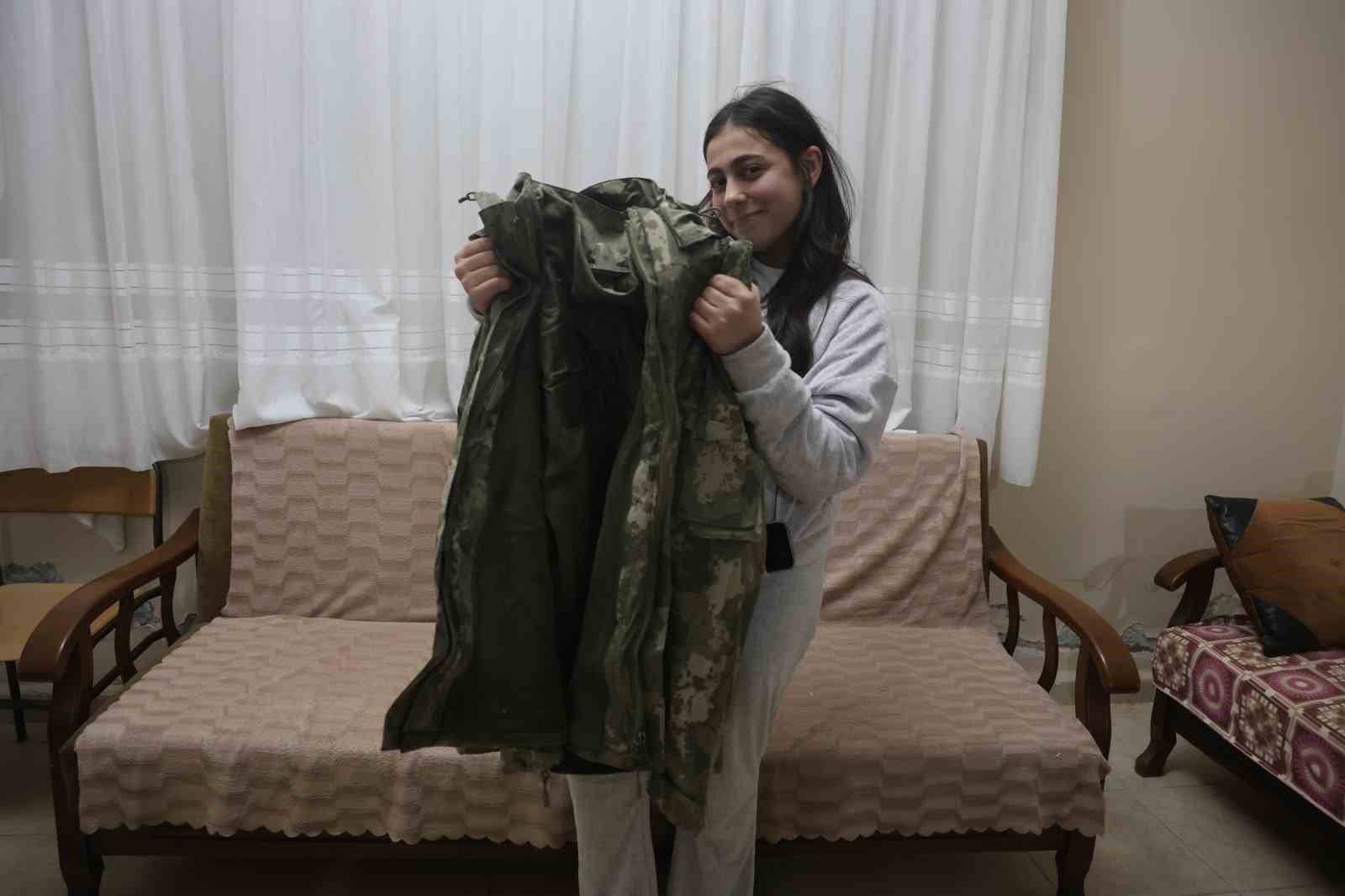 depremde annesini ve agabeyini enkazdan kurtaran askerin usumesin diye kendisine verdigi montu geri verebilmek kfG4fl7j