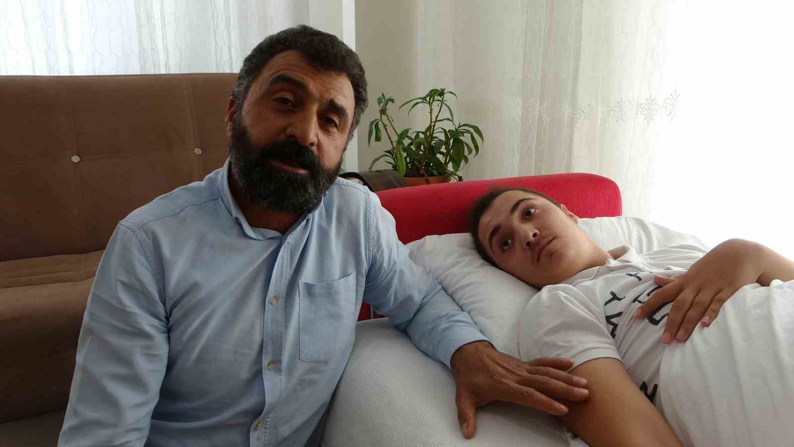 Depremde dili boğazına kaçan Muhammed’in yaşam mücadelesi sürüyor 6 depremde dili bogazina kacan muhammedin yasam mucadelesi suruyor 2
