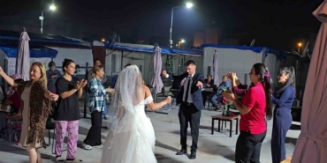 depremde-enkazdan-kurtarilan-sezgin-konteyner-kentte-komsulari-tarafindan-duzenlenen-dugunle-dunya-evine-girdi-dbjhnxgv.jpg