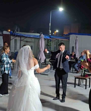 depremde-enkazdan-kurtarilan-sezgin-konteyner-kentte-komsulari-tarafindan-duzenlenen-dugunle-dunya-evine-girdi-dbjhnxgv.jpg