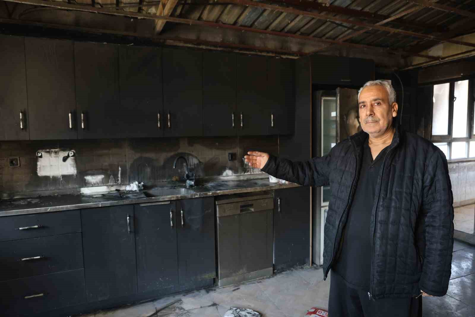 depremde evi yikilan aile yanginla ikinci kez yuvasiz kaldi 1 rPICZllZ