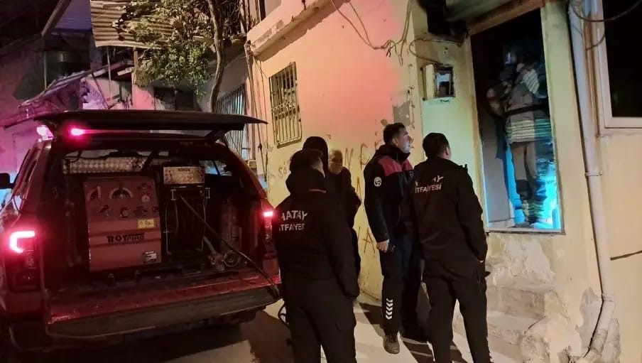 depremde evi yikilan aile yanginla ikinci kez yuvasiz kaldi 4