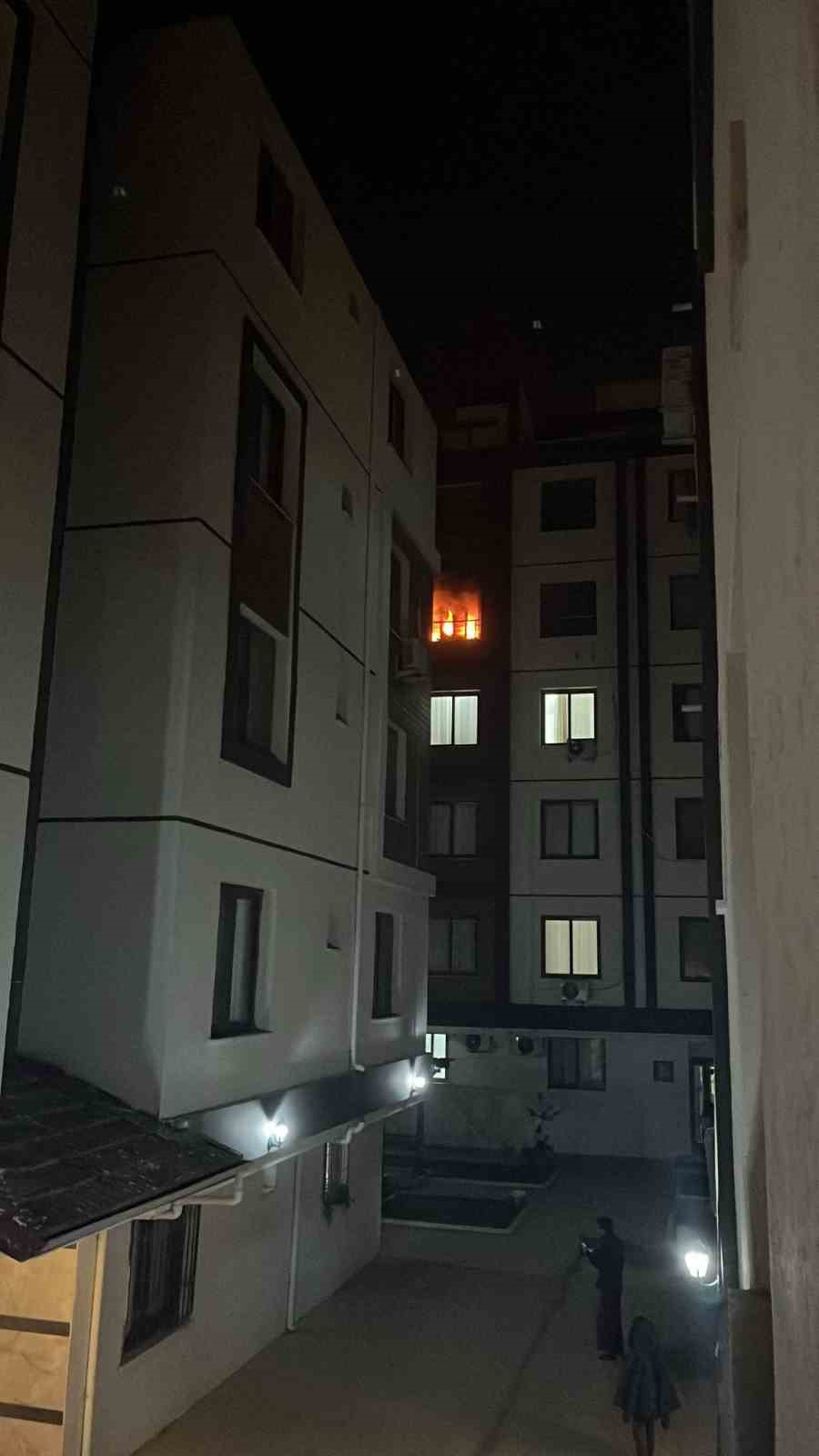 depremde evi yikilan ailenin yeni yuvasi alev alev yandi 5 LzfaQnGQ