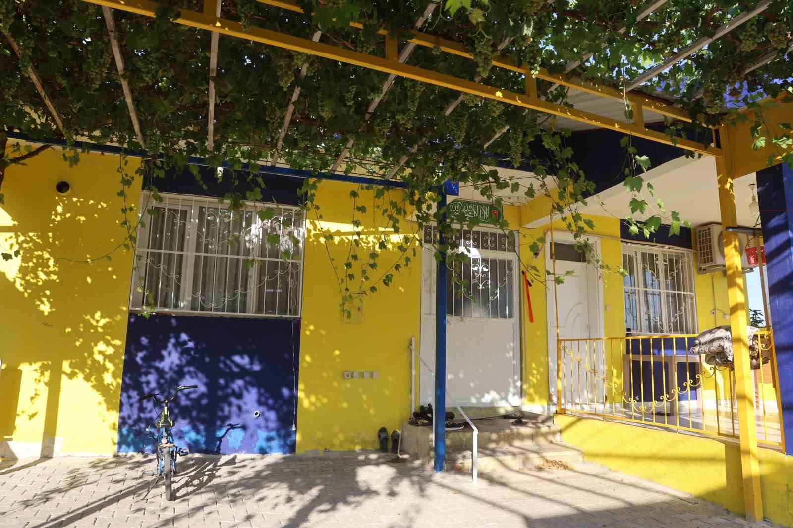 Depremde evi yıkıldı, yeni evini satın aldıktan sonra ilk işi Fenerbahçe aşkını yaşatmak oldu 7 depremde evi yikildi yeni evini satin aldiktan sonra ilk isi fenerbahce askini yasatmak oldu z9fTerIu