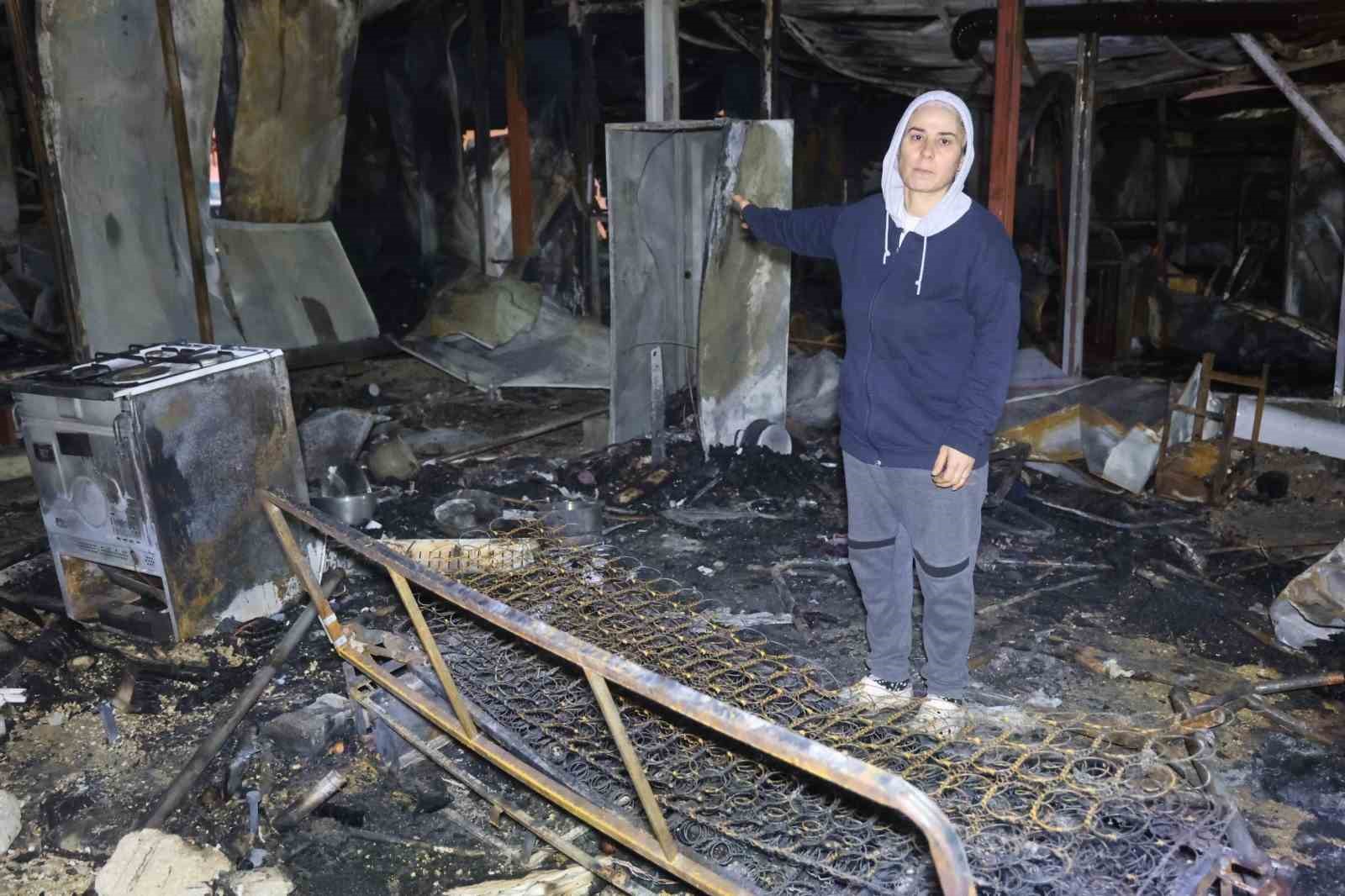 depremde evleri yikilan aile yanginla birlikte ikinci kez yuvasiz kaldi 3 cLHsib5R