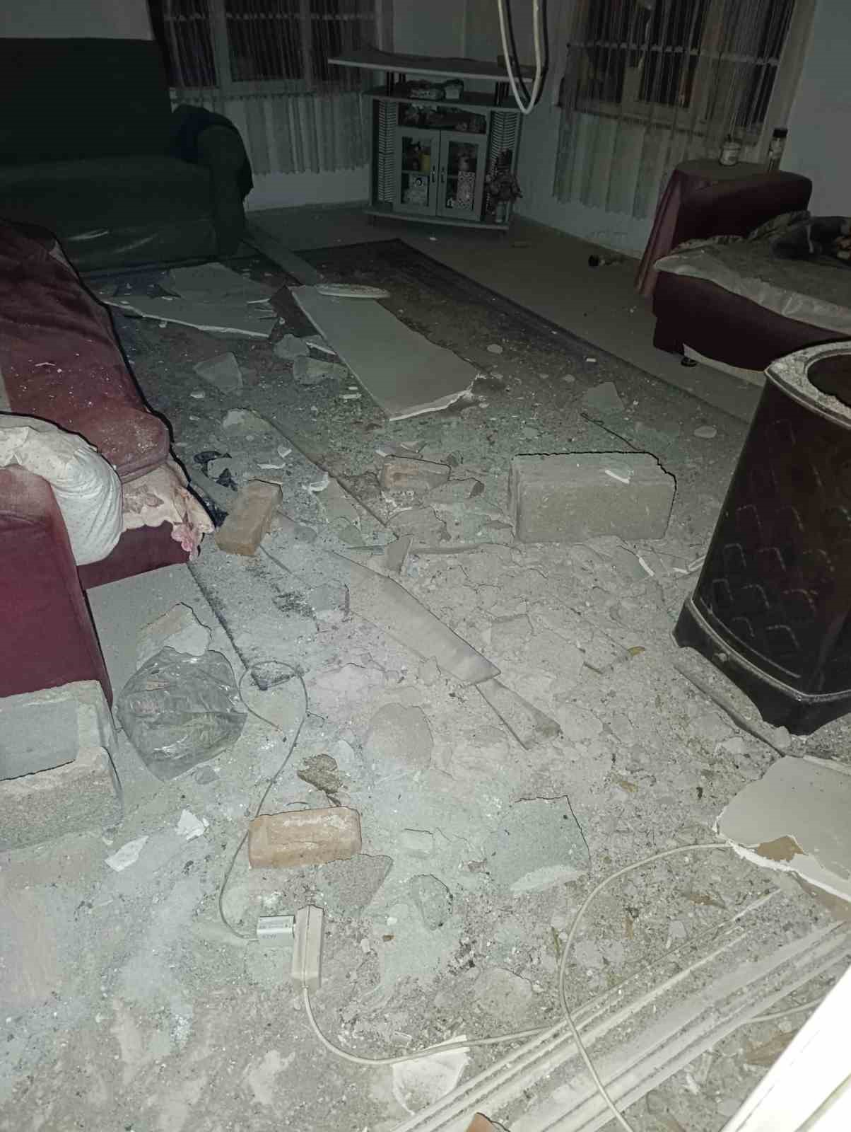 depremde gordeste bir evin tavani coktu 1