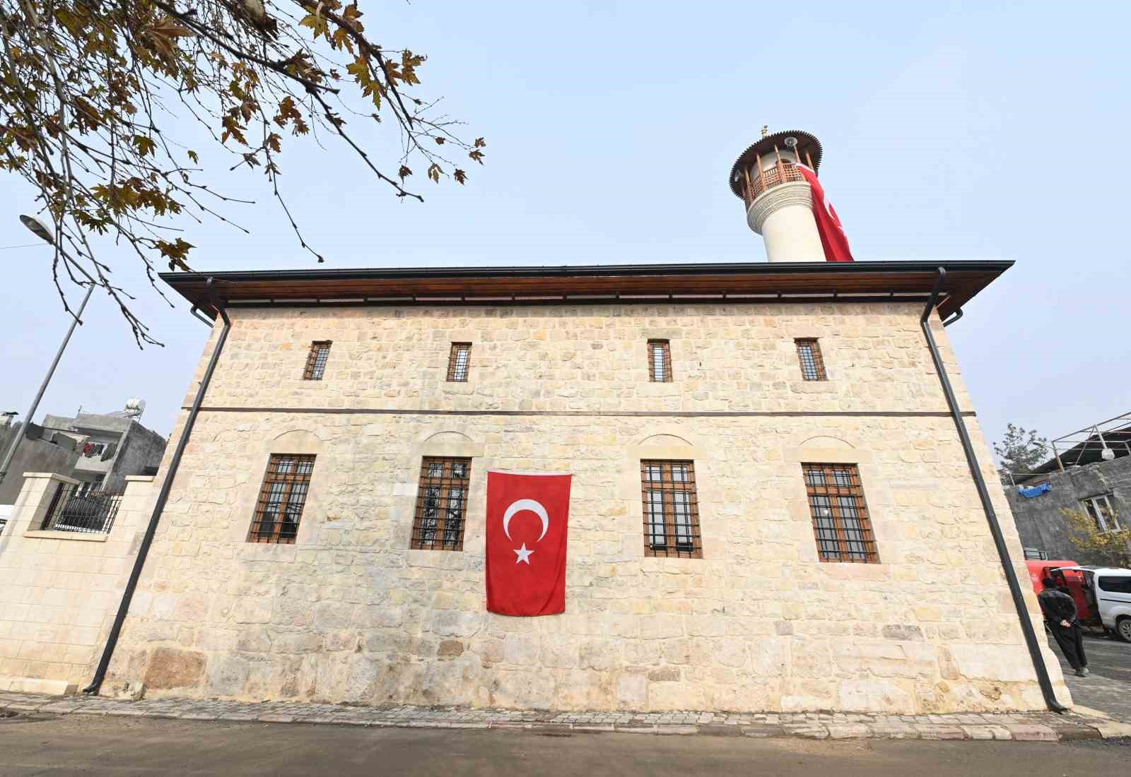 depremde hasar alan cami yeniden ibadete acildi 1