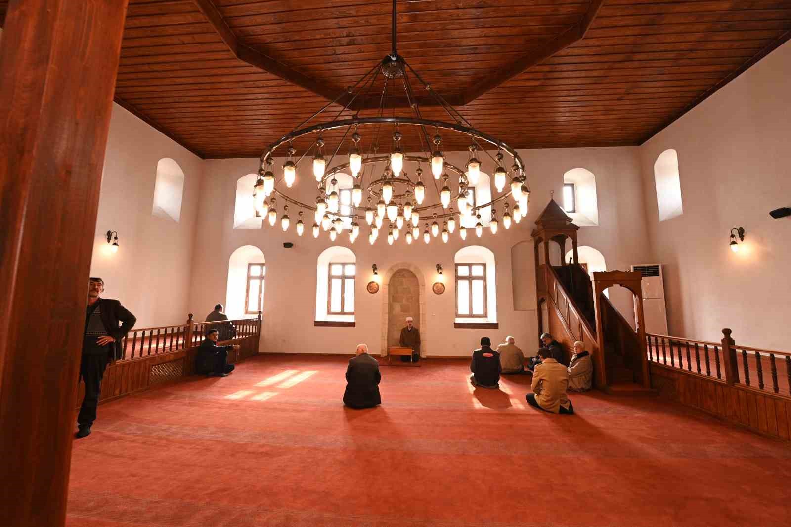 depremde hasar alan cami yeniden ibadete acildi 2