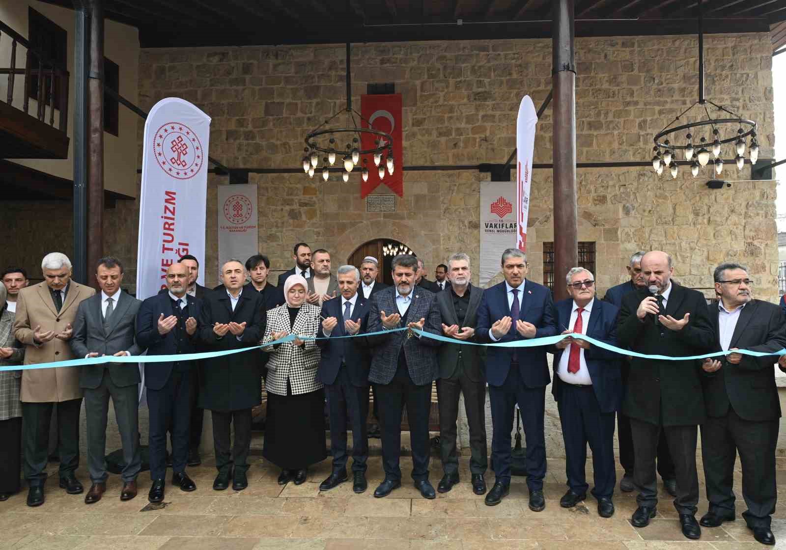 depremde hasar alan cami yeniden ibadete acildi 3 Mu2XeHLV