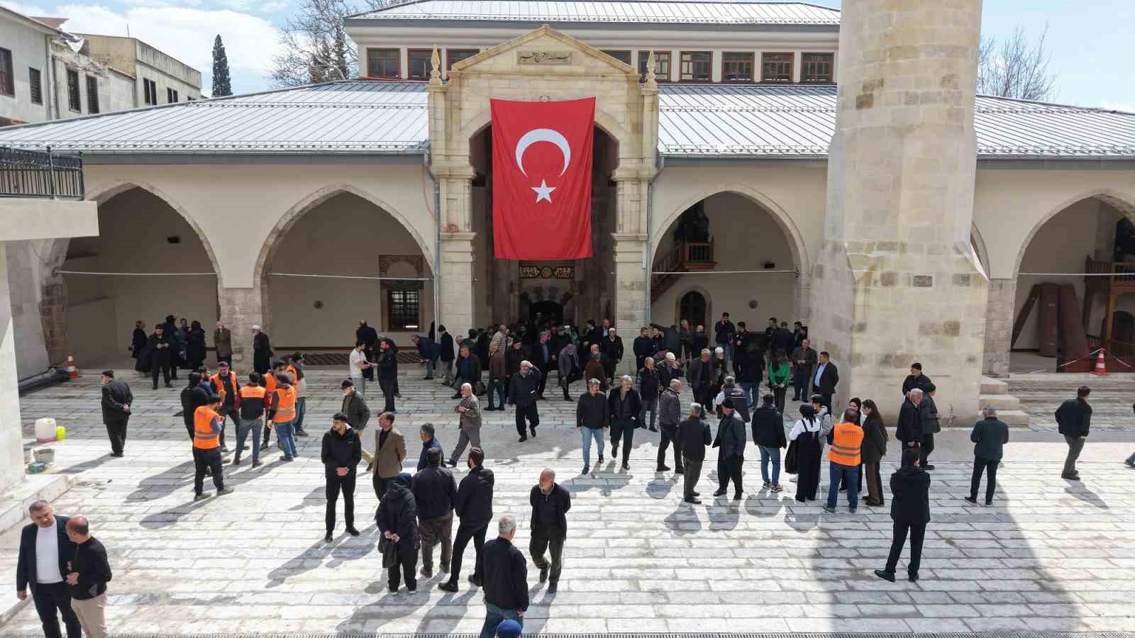 depremde hasar goren 583 yillik ulu cami yeniden ibadete acildi 1 ml2YlOJ4