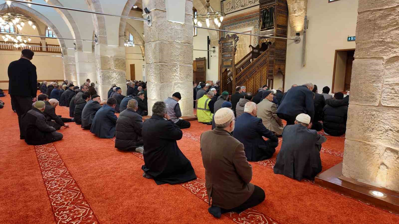 depremde hasar goren 583 yillik ulu cami yeniden ibadete acildi 4 OVMB7Xay