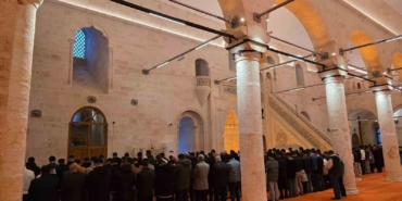 depremde-hasar-goren-tarihi-selahattin-eyyubi-camii-yeniden-ibadete-acildi-OIqcxQkk.jpg