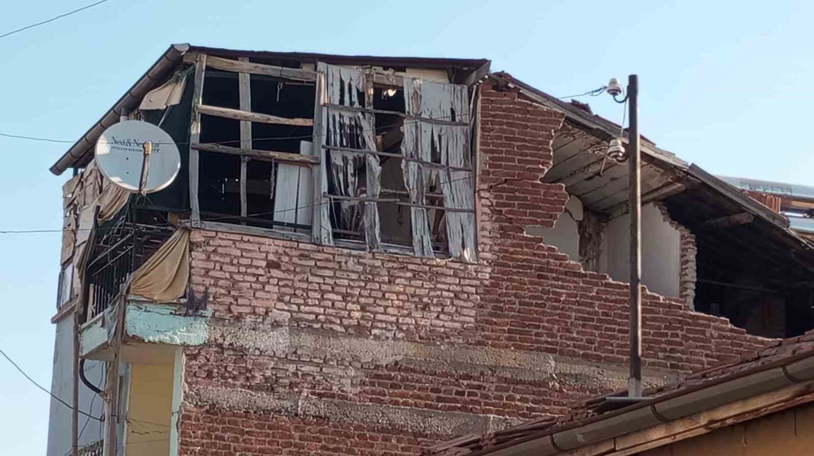 depremde iki katli mustakil evde kismi gocuk 1 ZBPTdApz