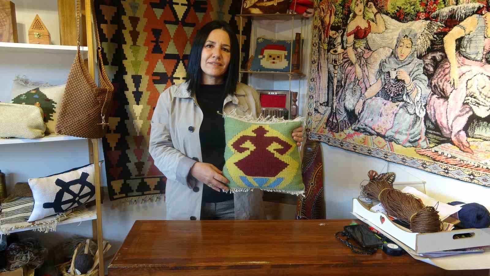 depremde is yerleri ve evleri yikilan afetzede kadinlar zanaatlarini kultur sanat carsisinda yasatiyorlar 0 JduI6AdT