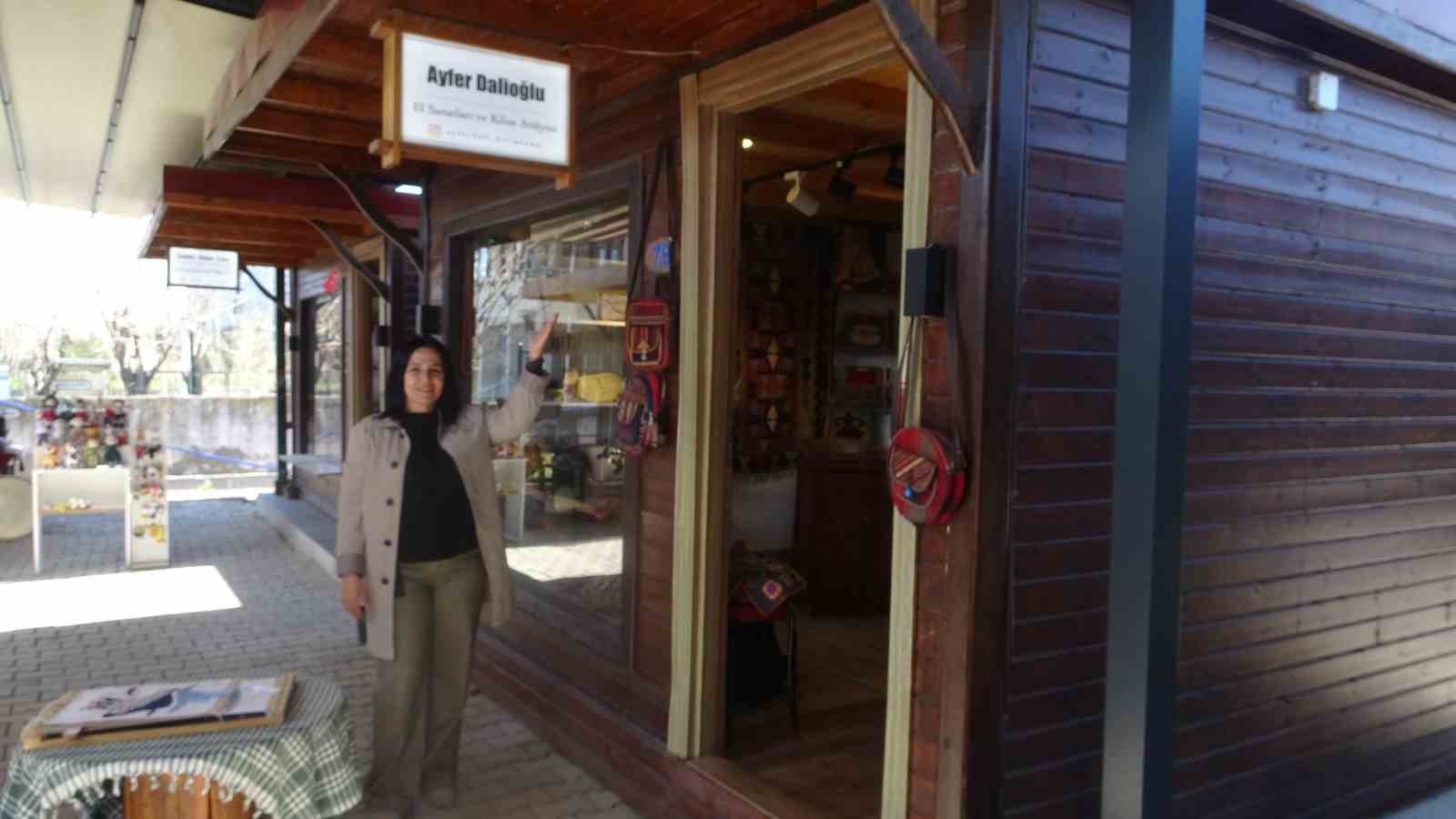depremde is yerleri ve evleri yikilan afetzede kadinlar zanaatlarini kultur sanat carsisinda yasatiyorlar 3