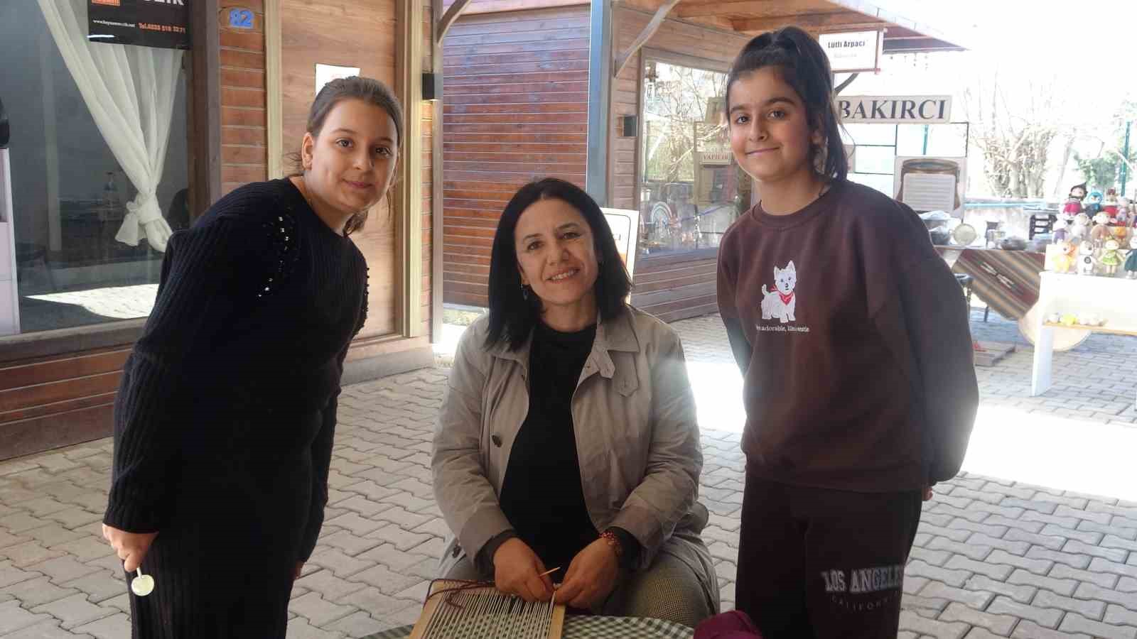 depremde is yerleri ve evleri yikilan afetzede kadinlar zanaatlarini kultur sanat carsisinda yasatiyorlar 5 bai12XaP