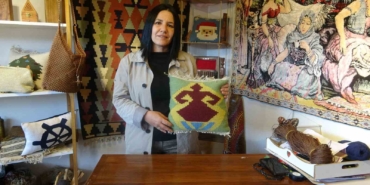 depremde-is-yerleri-ve-evleri-yikilan-afetzede-kadinlar-zanaatlarini-kultur-sanat-carsisinda-yasatiyorlar-EgI1rxum.jpg