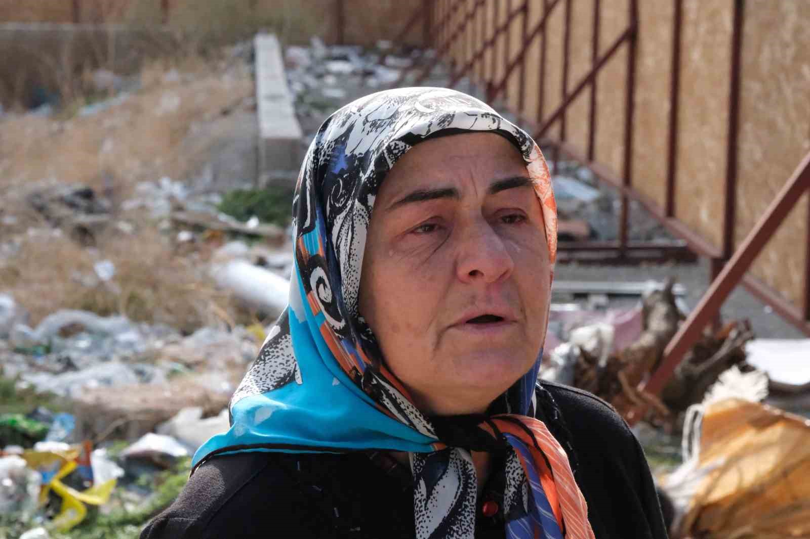 depremde kizini damadini ve torunlarini kaybeden yasli kadinin acisi dinmiyor 0