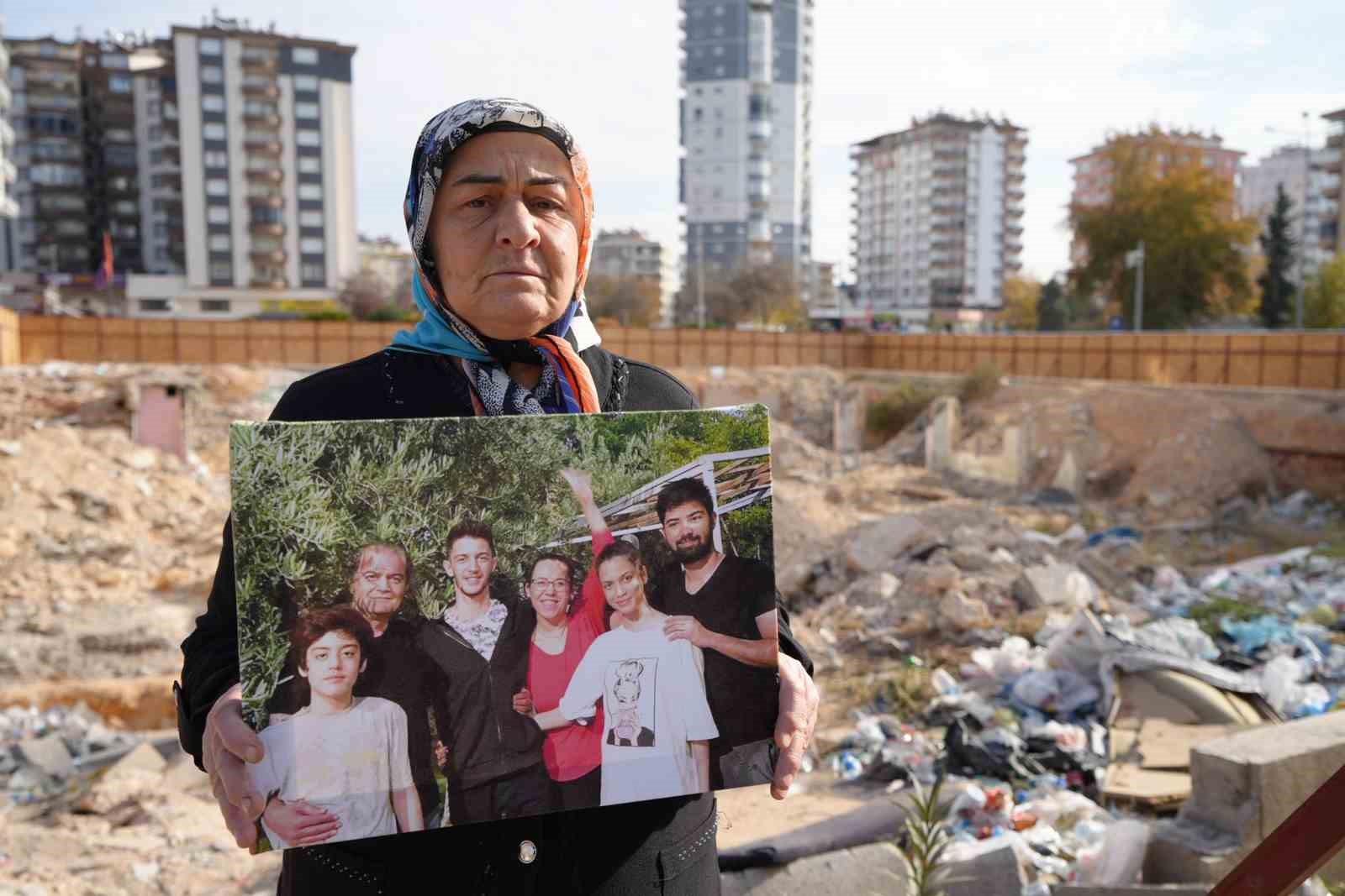 depremde kizini damadini ve torunlarini kaybeden yasli kadinin acisi dinmiyor 1 gt6peI1O
