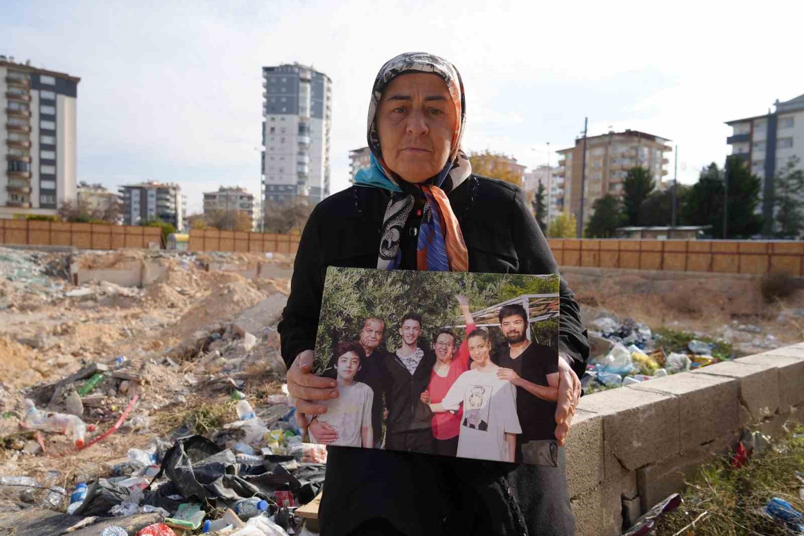 depremde kizini damadini ve torunlarini kaybeden yasli kadinin acisi dinmiyor 2 733zNa8k