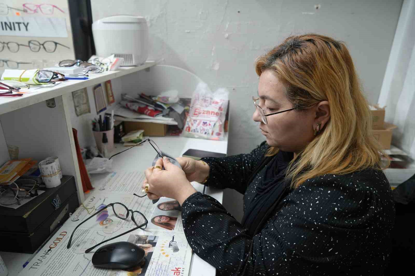 depremde olen esinin meslegini surdurerek hayata tutundu 1 JiVtMzDO