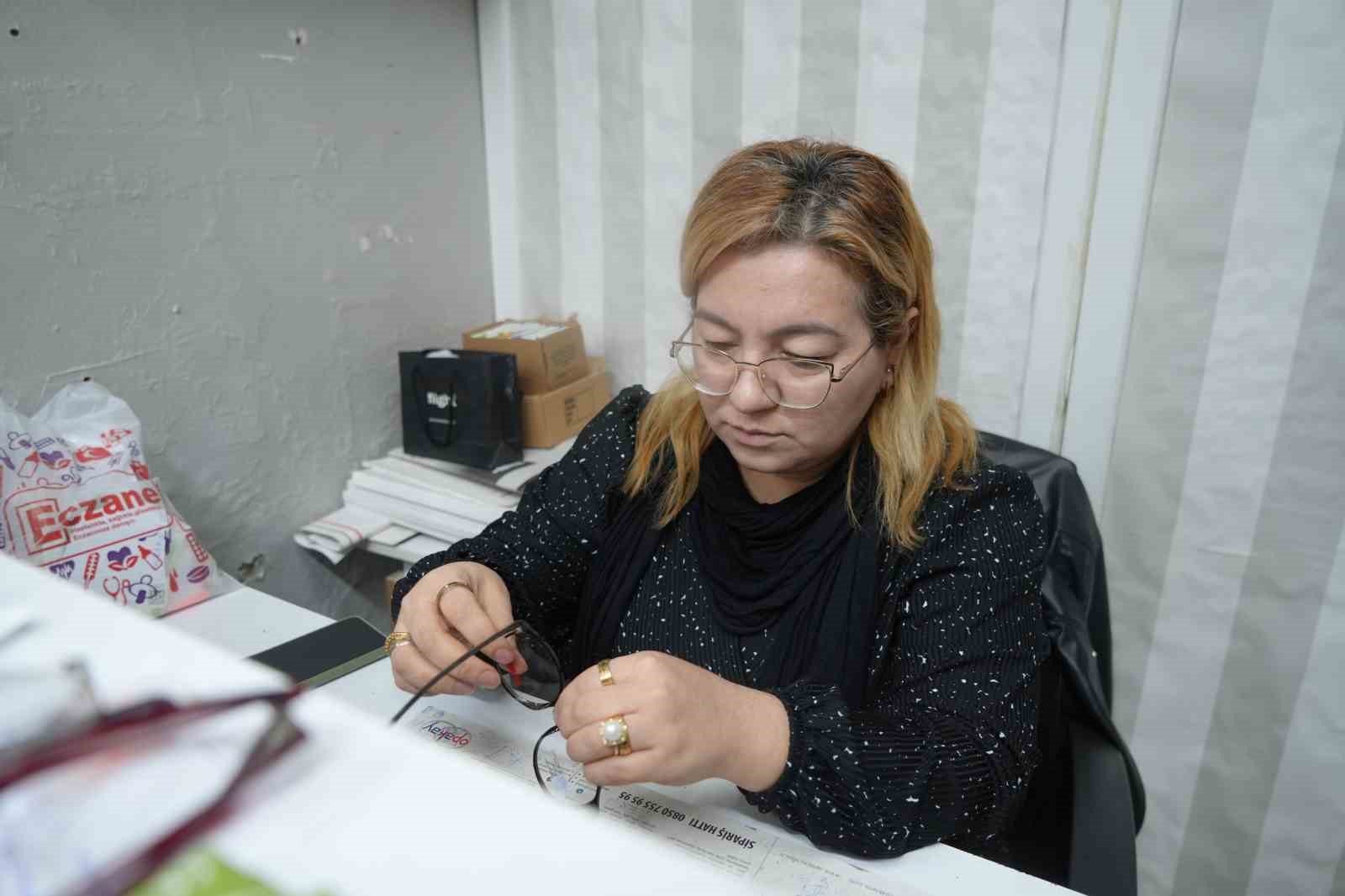 depremde olen esinin meslegini surdurerek hayata tutundu 2 6iGdjfzW