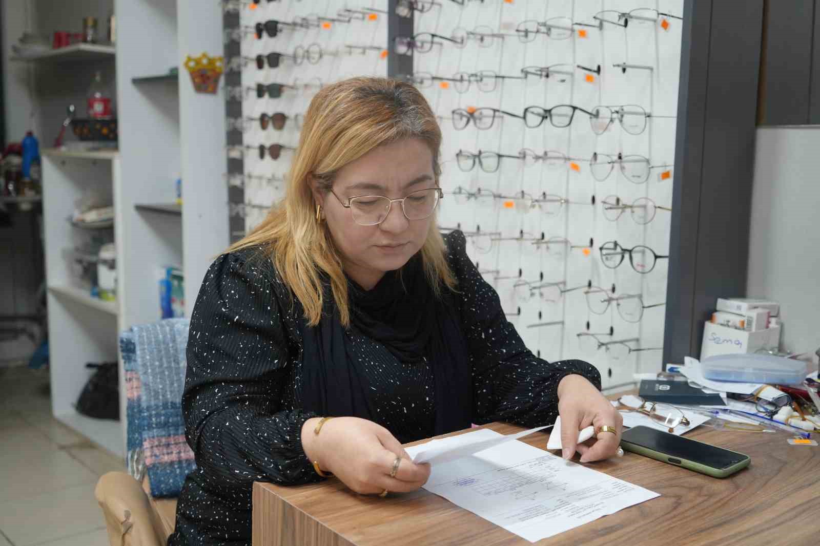 depremde olen esinin meslegini surdurerek hayata tutundu 5 6U7VAtXu